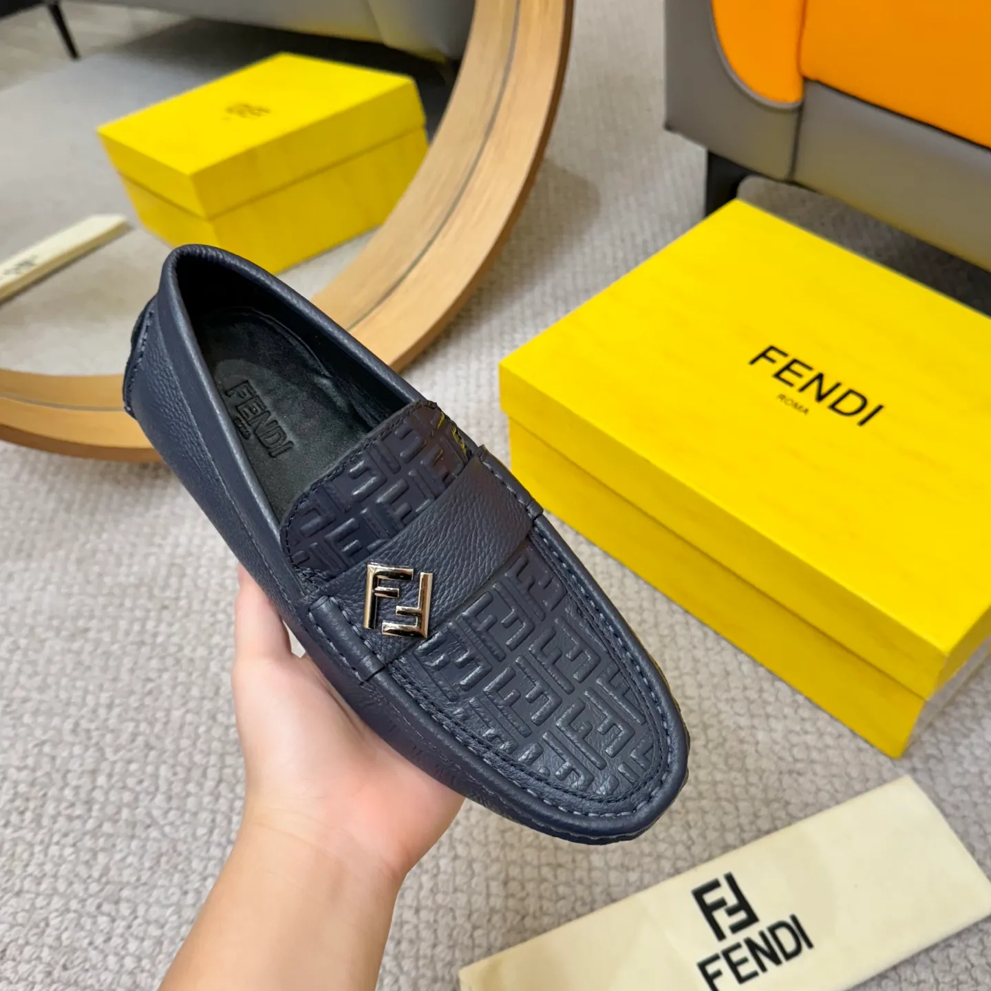 Men's shoes 💰420 [FENDI Fendi] 2⃣️0⃣️2⃣️5️⃣New Milan men's fashion lazy catwalk style ✅ fashionable casual beanie shoes, imported calfskin fabric, super smooth texture, sweat-absorbent and breathable, (sheepskin lining). Metal LOGO on the shoe body, Medusa avatar, irregular avatar, high-end craftsmanship logo✅ French Loft set foot design style 👟Low-key and elegant, great on-foot effect... Men's shoe size: 38-46 (4-12)